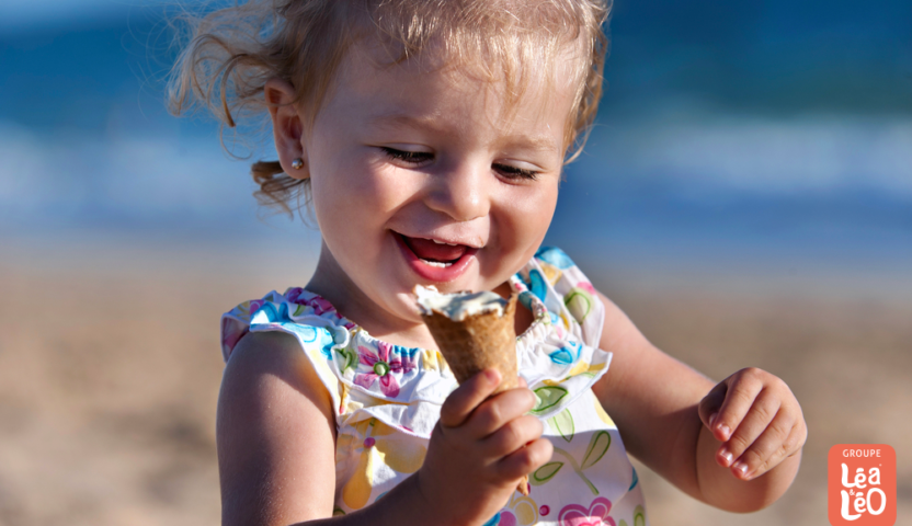 Un Bébé Qui Mange Une Glace